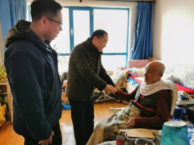 青海盐湖所领导节前看望慰问离退休老同志和患病困难职工